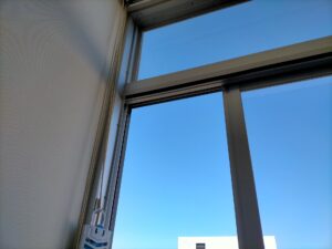 窓を開ける